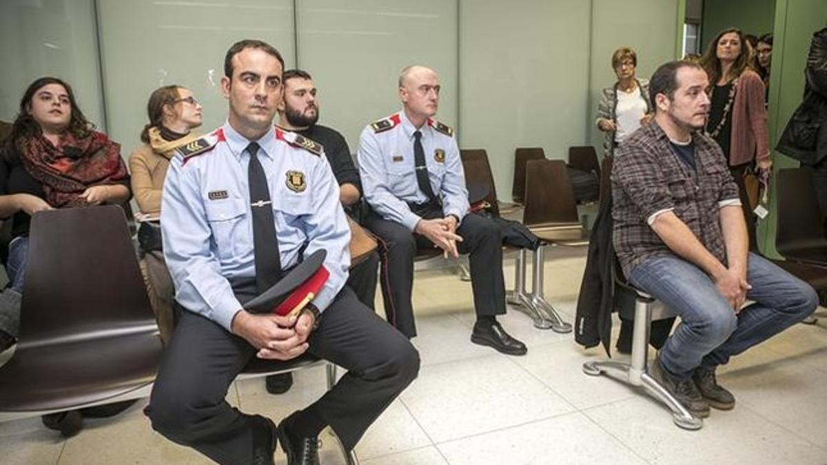 David Fernández y el 'mosso' acusado, durante el juicio.