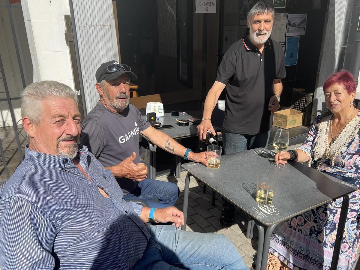 Por la izquierda, Suso Rodríguez, Enrique Muñiz, Alfonso Viña y Amparo González, en Casa Chanín