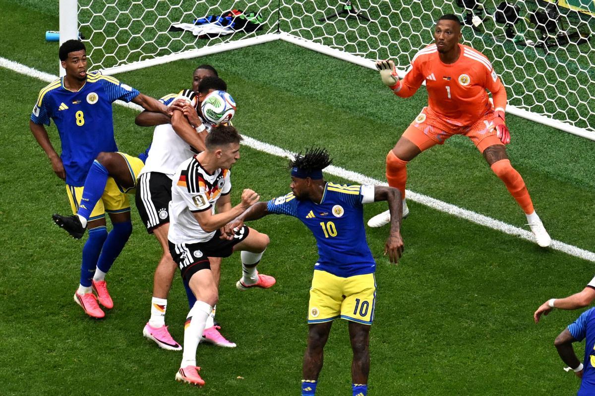 Nico Schlotterbeck cabecea el córner que supuso el 2-1 en el primer tiempo del Alemania-Curazao.