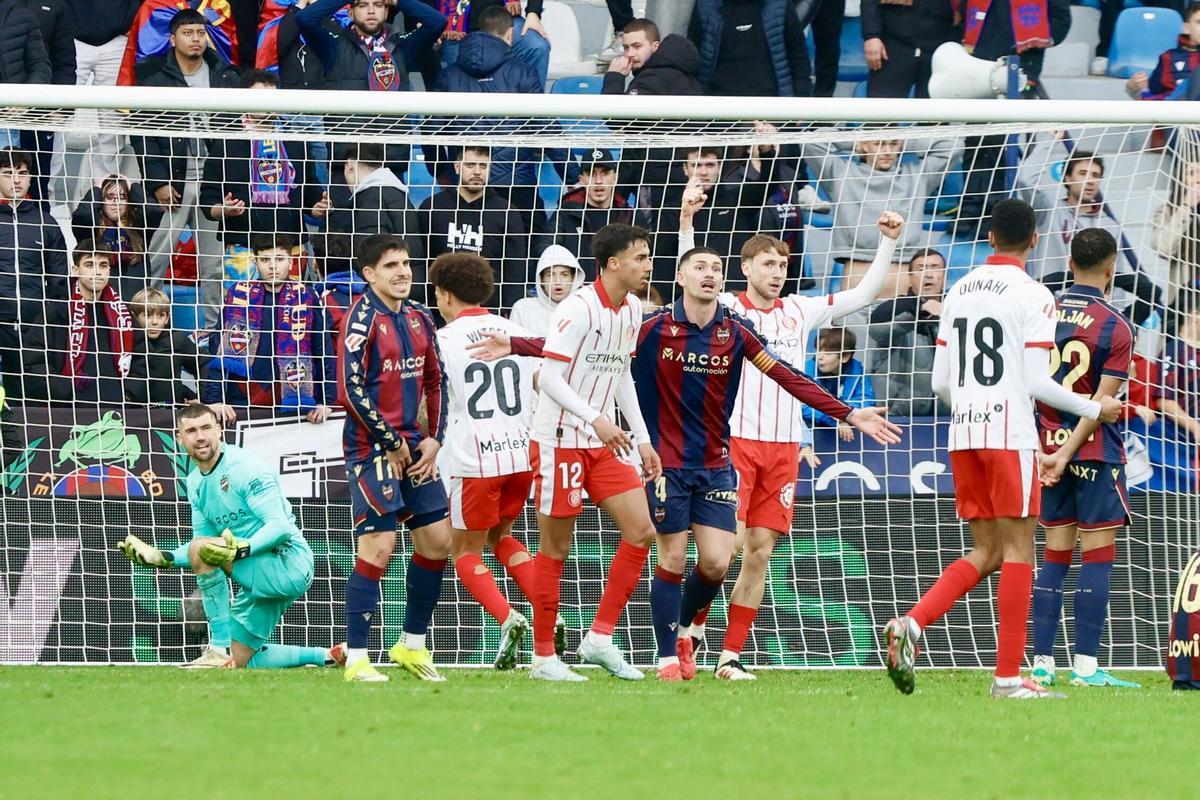 El Levante protesta el gol de Joel Roca.