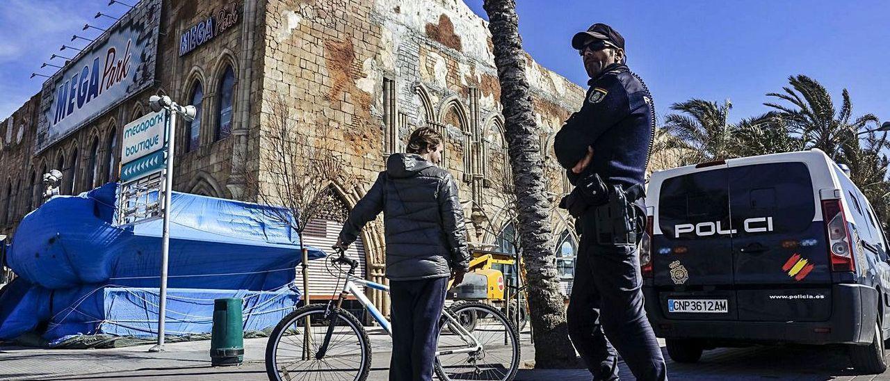 Un policía, ante la discoteca Megapark, en s’Arenal, donde se produjo la agresión en 2019.