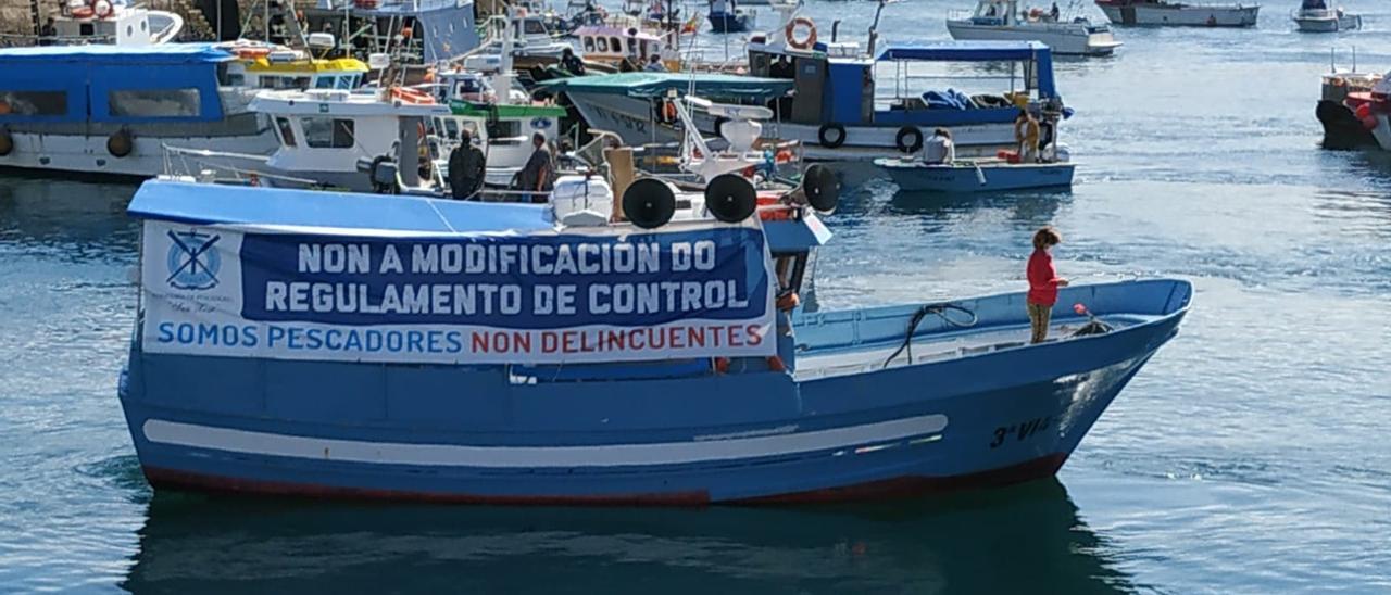 Sonora pitada de la flota gallega contra la norma de control de pesca de la UE