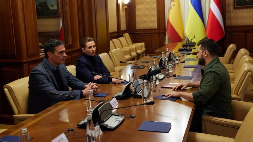 (I-D) El presidente del Gobierno, Pedro Sánchez; la primera ministra de Dinamarca, Mette Frederiksen, y el presidente de Ucrania, Volodimir Zelenski, durante una reunión, a 21 de abril de 2022, en Kiev (Ucrania). Sánchez despegó ayer miércoles 20 de abril