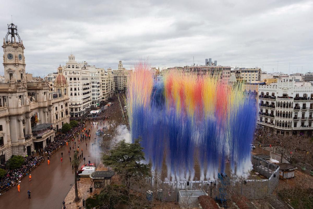 Imagen de archivo de una mascletà de las Fallas de València 2025.
