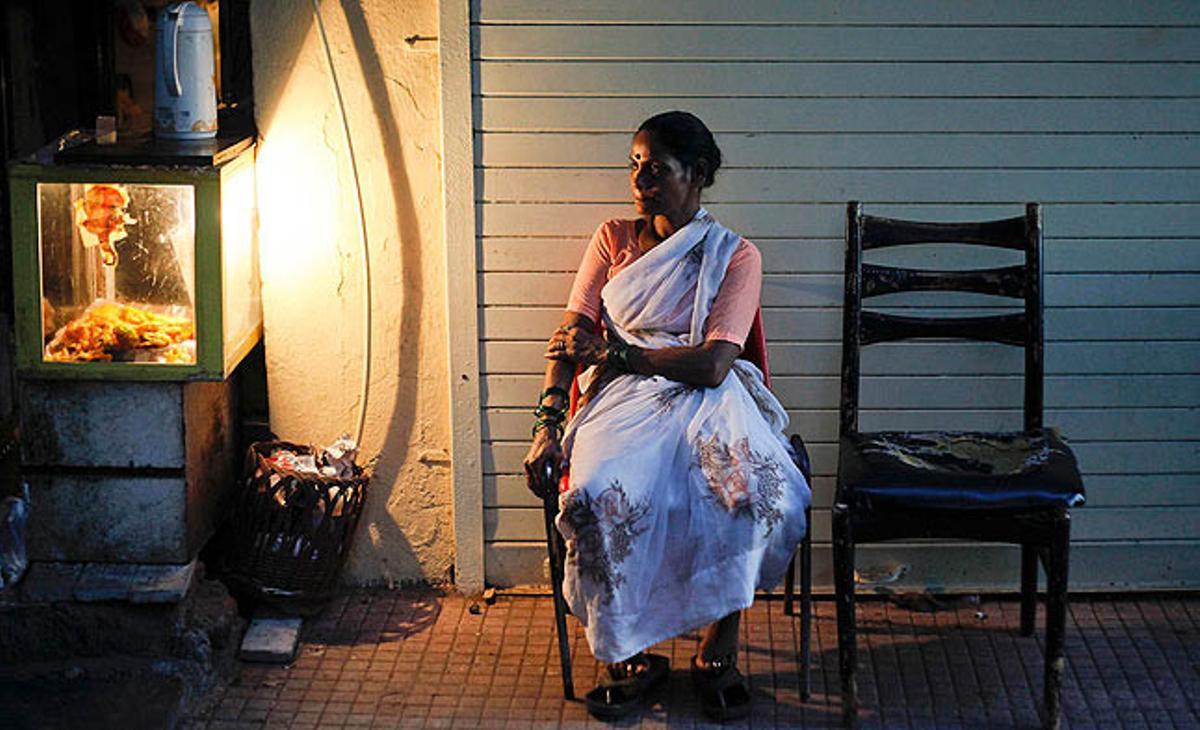 Laxmibai, una venedora de vegetals fregits i pa de Bombai, a l’espera que hi vagi algun client, aquest dimecres.