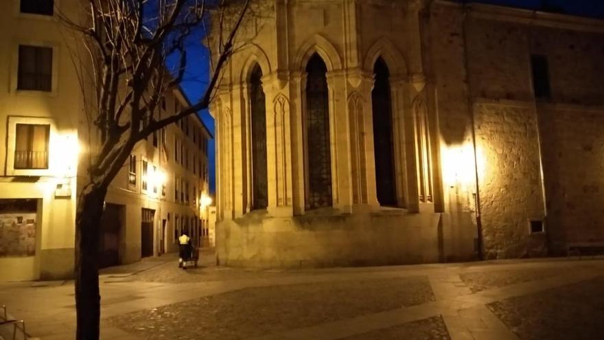 Un barrendero trabaja en el casco antiguo.