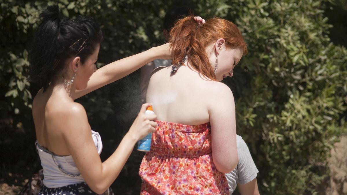 28.06.2011 Barcelona Ola de calor turistas se protegen del sol con crema solar Parc Guell FOTO Arianna Gimenez