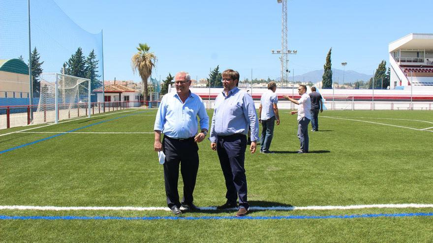 Rafael Piña y David Díaz en el nuevo césped artificial del estadio.