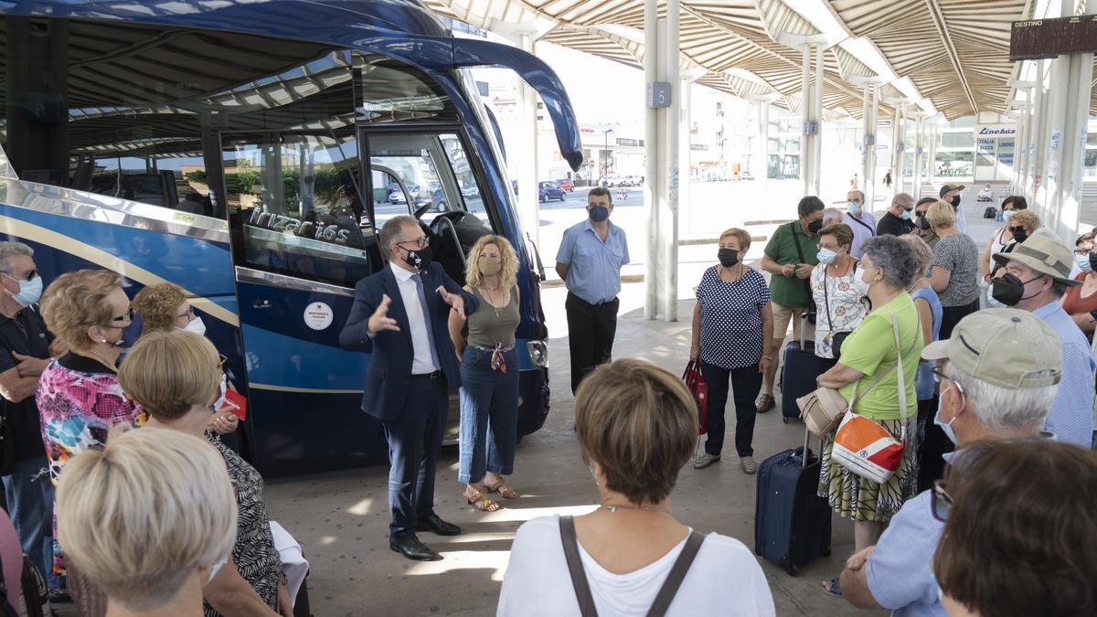 José Martí y Virginia Martí despiden a un grupo de beneficiarios del programa Castellón Sénior que viajan al Alto Palancia.