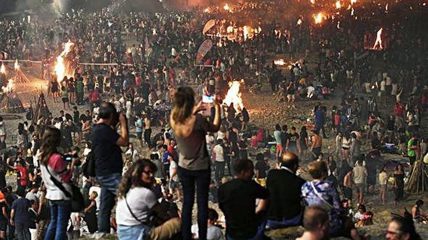 Vista de la playa del Orzán en la celebración de San Juan del año pasado.