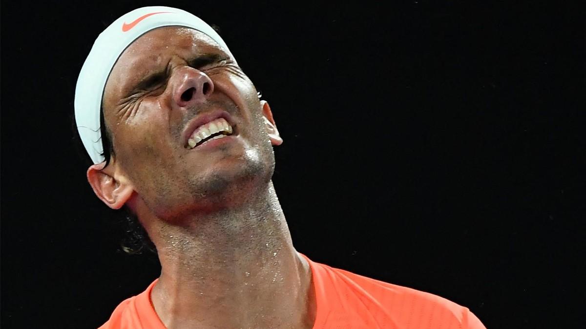 Nadal sufre molestias en la espalda