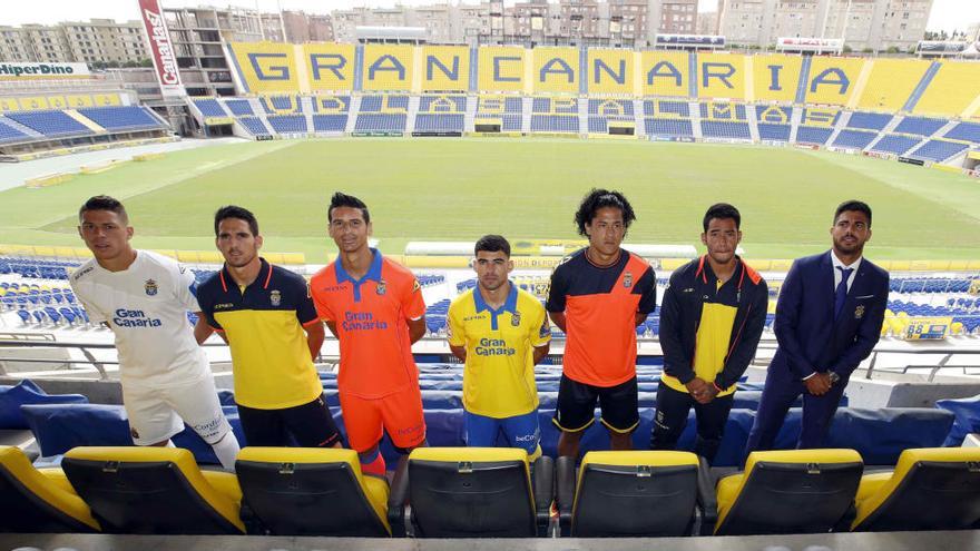 Los jugadores de la UD con las nuevas equipaciones para el curso 2016-2017.