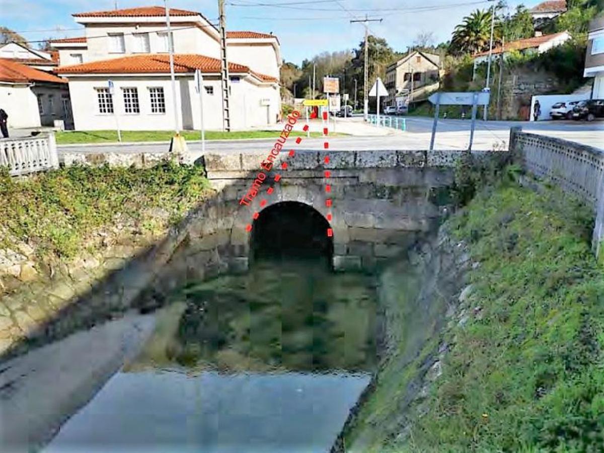 Personal de UTE Gestión Cangas, en una actuación en la zona.   | // FDV