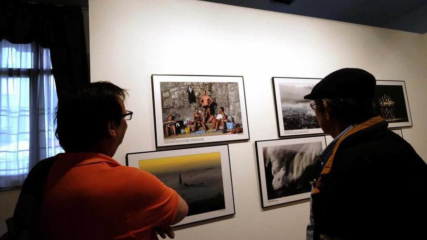 Visitantes a la exposición &quot;Miraes&quot; , en la Casa de Cultura de Sama.