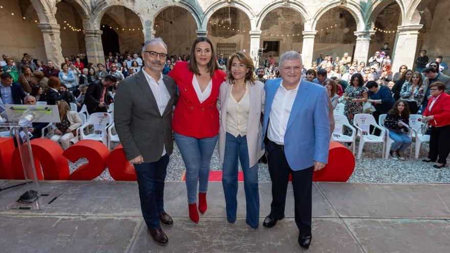 La ministra de transportes, Raquel Sánchez, junto a José Vélez y María José Soria, en el acto de presentación de la candidatura socialista en Caravaca.  | ENRIQUE SOLER