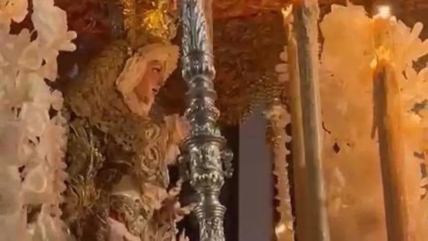 Vídeo | La Virgen de la Esperanza Macarena recorre la calle Odreros en busca de su barrio