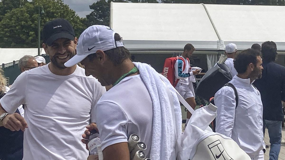 Nadal se entrena ante la mirada de Gerard Piqué.