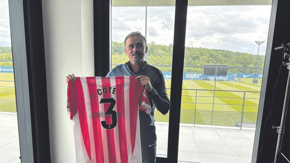VÍDEO: El homenaje de Gijón a la playa verde de Luis Enrique: "Ya estás en casa, Lucho"