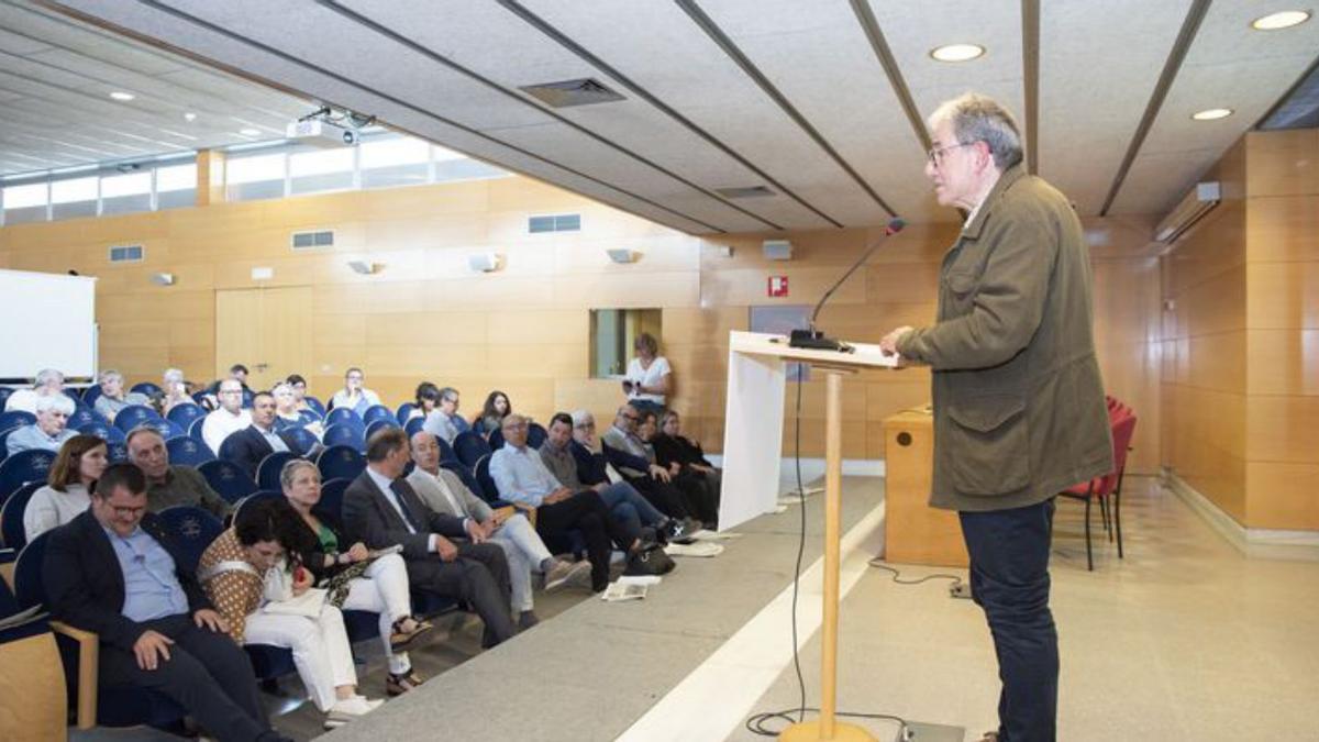 Xavier Fornells llegint el discurs de Puigneró | OSCAR BAYONA