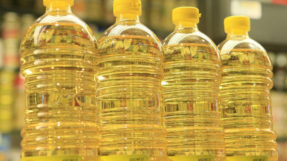 Botellas de aceite en un supermercado.