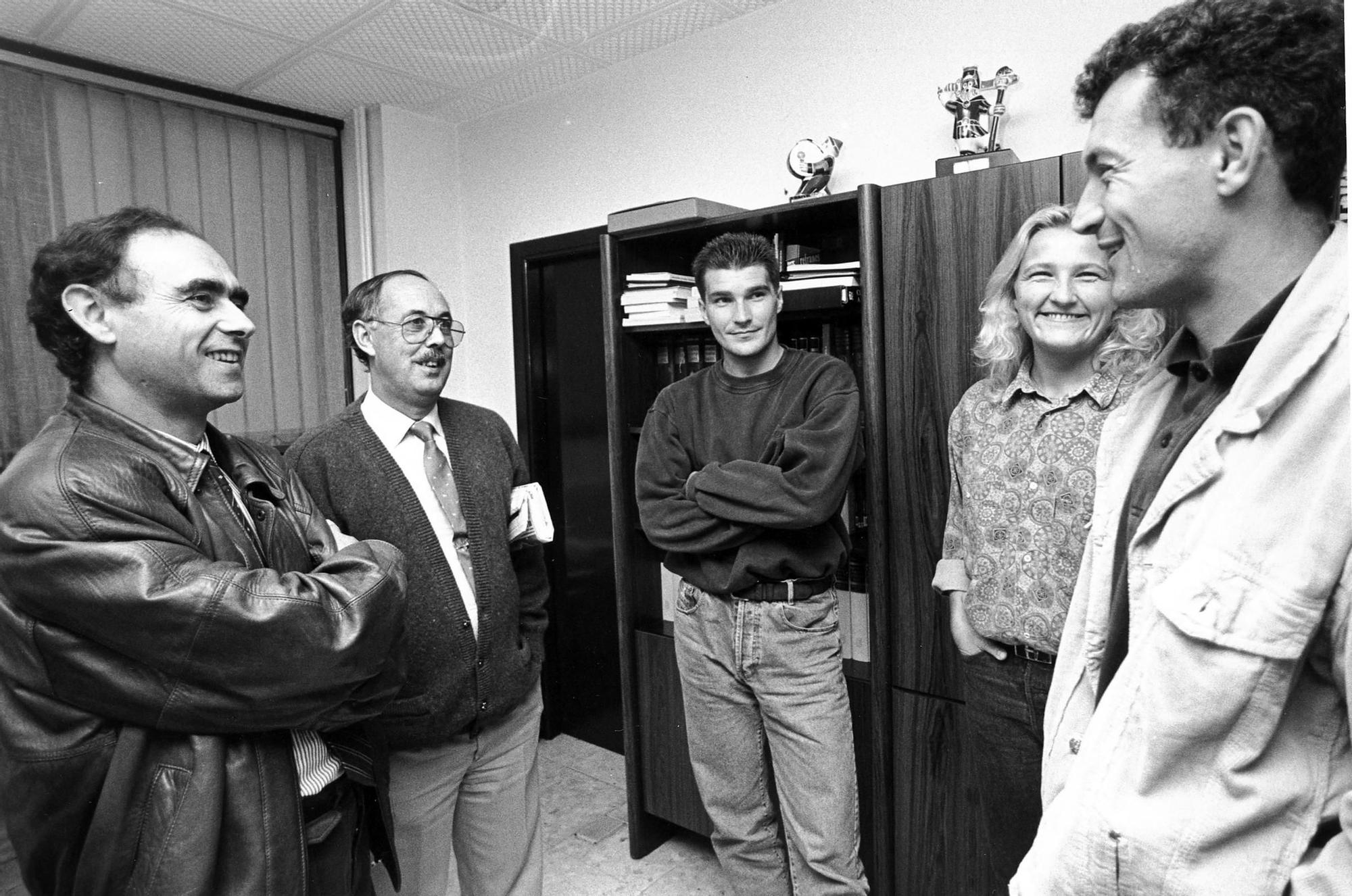 Los jugadores Vlado Gudelj y Goran Maric en la redacción de Faro de Vigo junto a Fernando Gallego y Ceferino de Blas en 1991 Cameselle.jpg
