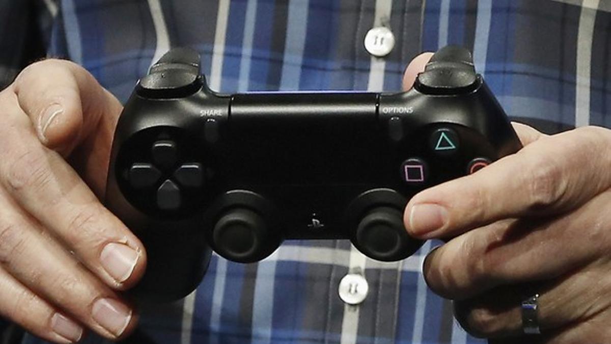 PlayStation 4's lead system architect Mark Cerny shows the new Dual Shock 4 controller during the PlayStation 4 launch event in New York