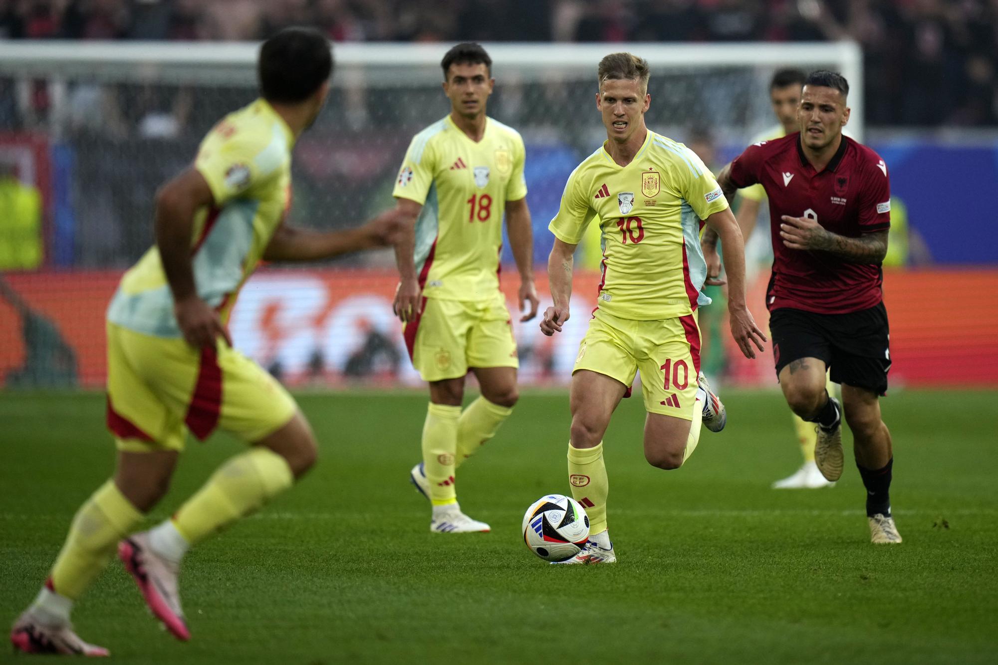 Spain's Dani Olmo, second from right, controls the ball away from Albania's Rey Manaj during a Group B match between Albania and Spain at the Euro 2024 soccer tournament in Duesseldorf, Germany, Monday, June 24, 2024. (AP Photo/Alessandra Tarantino) / EDITORIAL USE ONLY / ONLY ITALY AND SPAIN