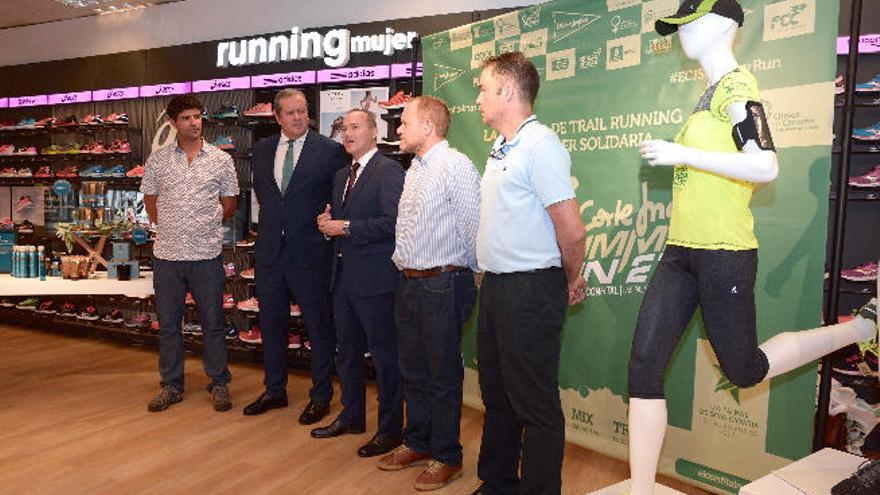 Un momento de la presentación de la carrera femenina, ayer, en El Corte Inglés.