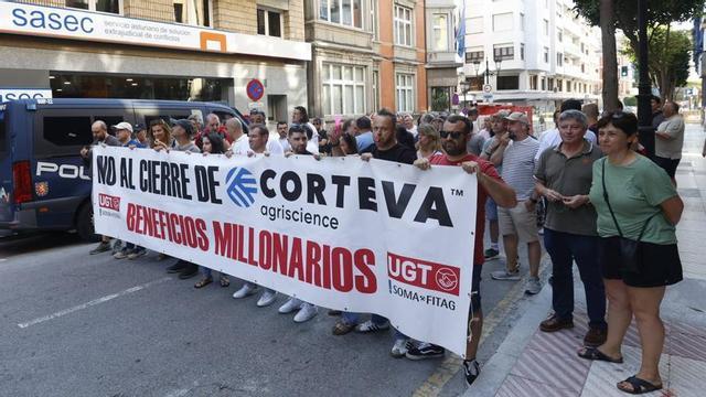 Trabajadores de Corteva, concentrados ante la sede del Sasec, en Oviedo, el pasado 22 de julio. | LUISMA MURIAS