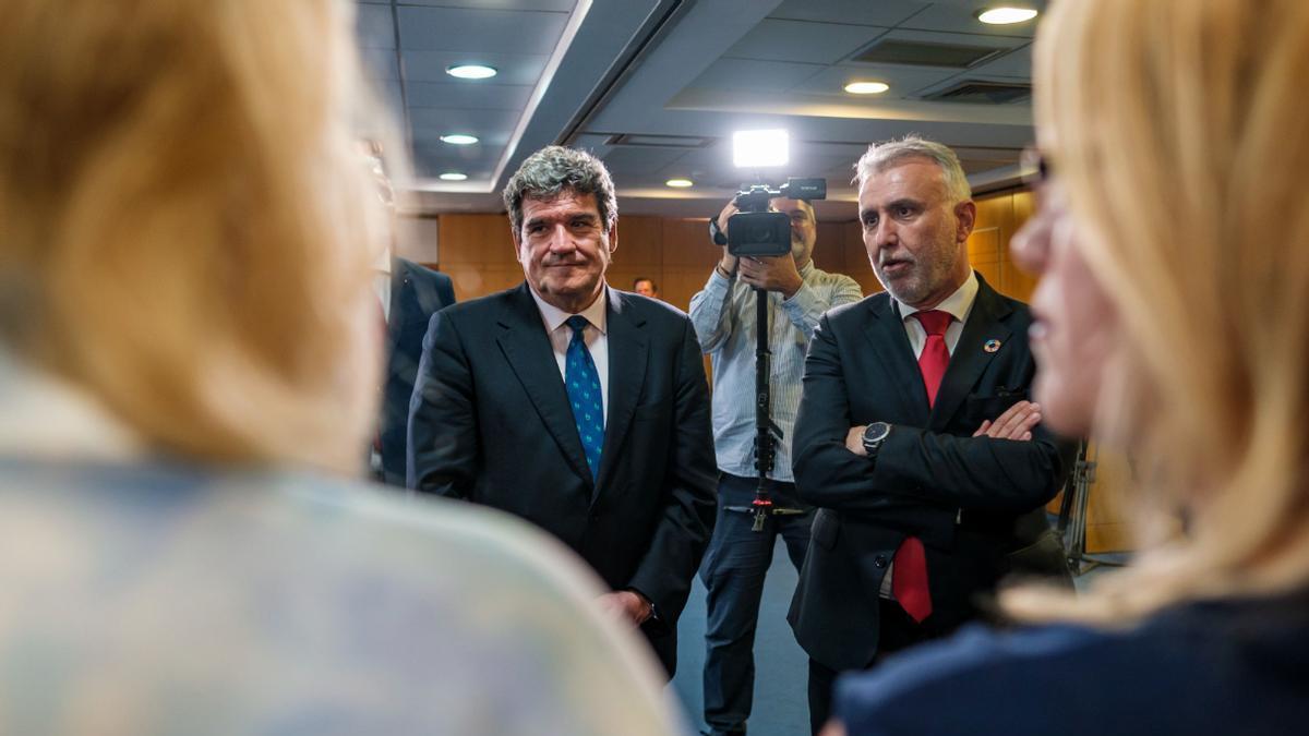 José Luis Escrivá (izquierda) y Ángel Víctor Torres, en la sede de Presidencia de la capital grancanaria.