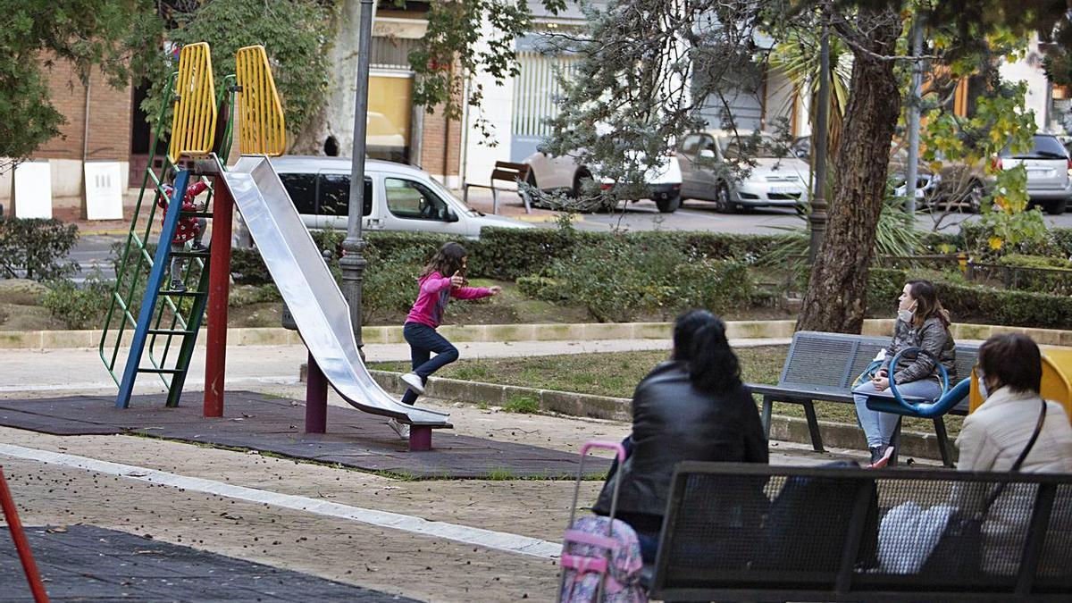 En Xàtiva, la mejora de la situación epidemiológica ha permitido reabrir los parques infantiles. | PERALES IBORRA