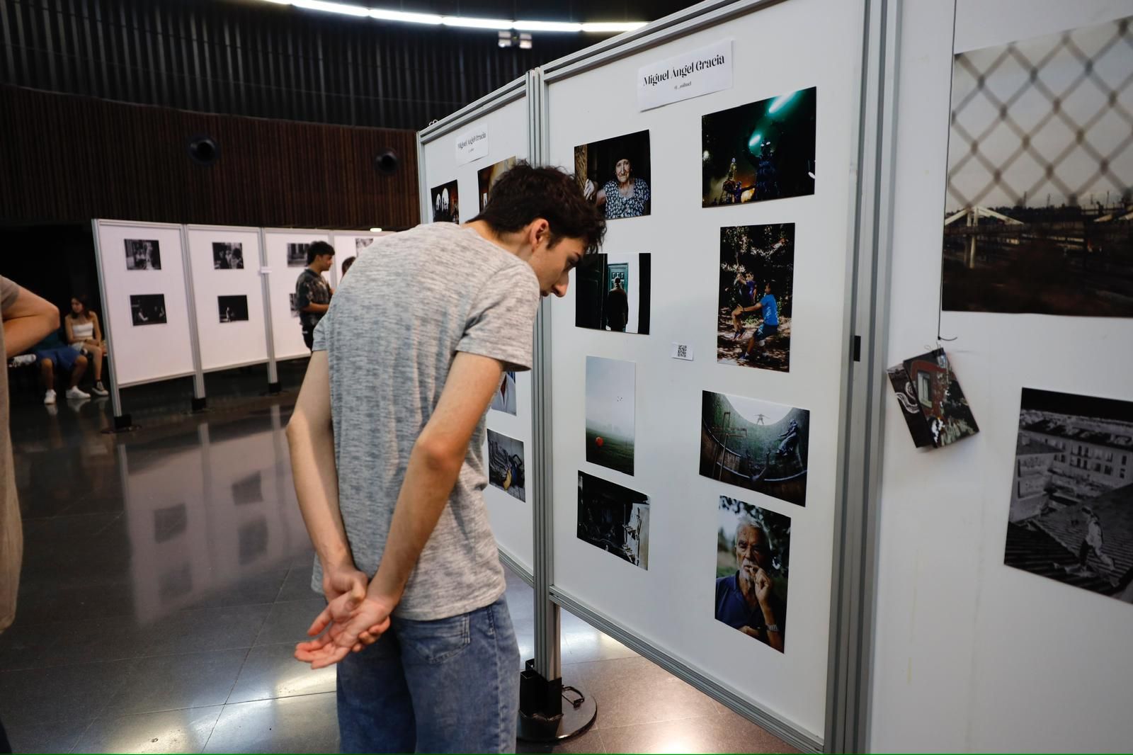 En imágenes | El Centro Cívico Delicias acoge una exposición de jóvenes fotógrafos de Zaragoza