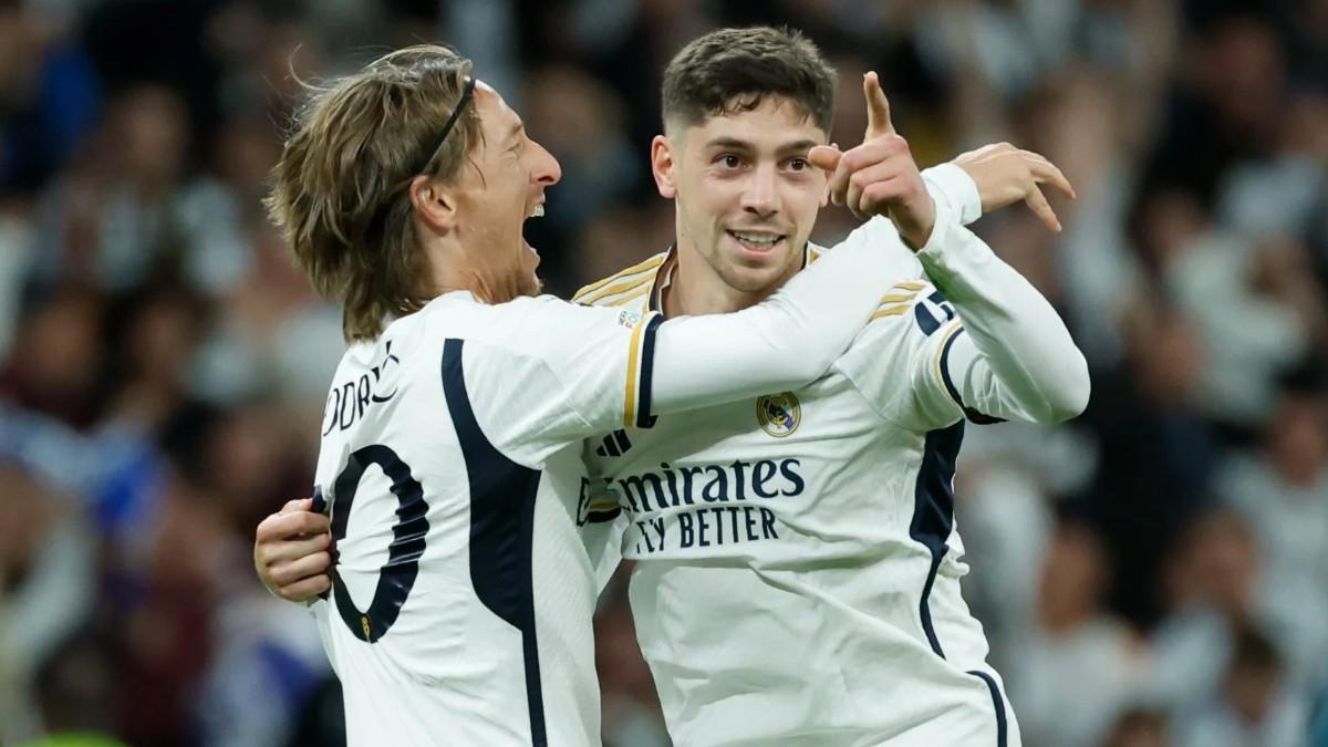 Real Madrid - Atl谷tico de Madrid: Valverde cumpli車 como lateral derecho