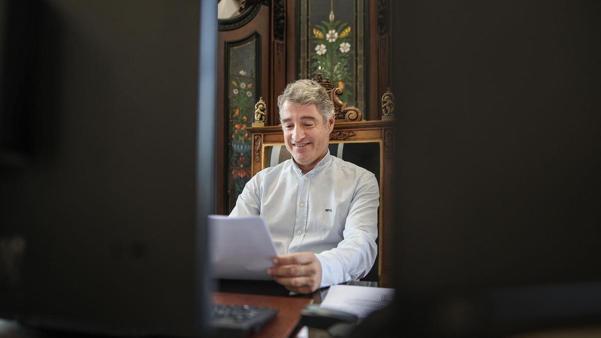Pepe Vegara mira un documento en su despacho.