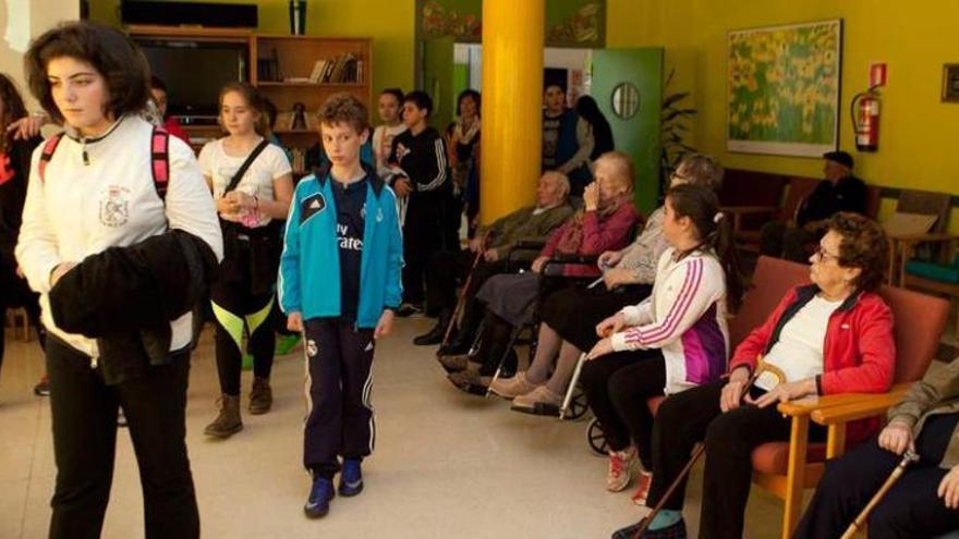 Los participantes en el encuentro intergeneracional.