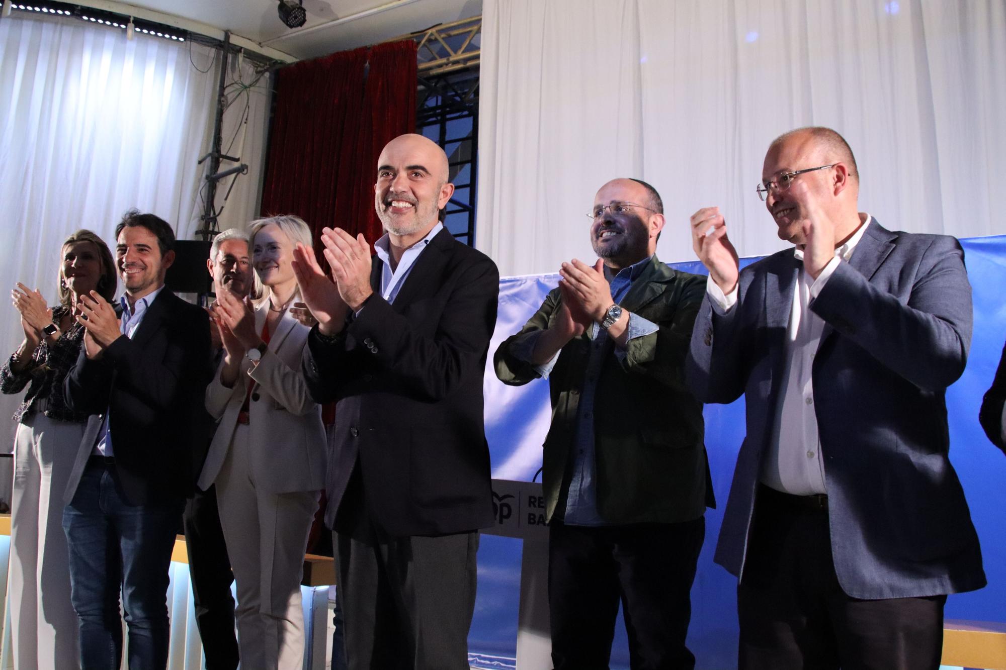 El candidat del PP a Barcelona, Daniel Sirera, acompanyat d'Alejandro Fernández, Miguel Tellado i els membres de la candidatura a l'acte d'obertura de la campanya.
