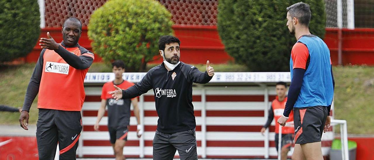 Gallego da órdenes a Babin y Borja López, que serán titulares frente al Lugo, en un entrenamiento.