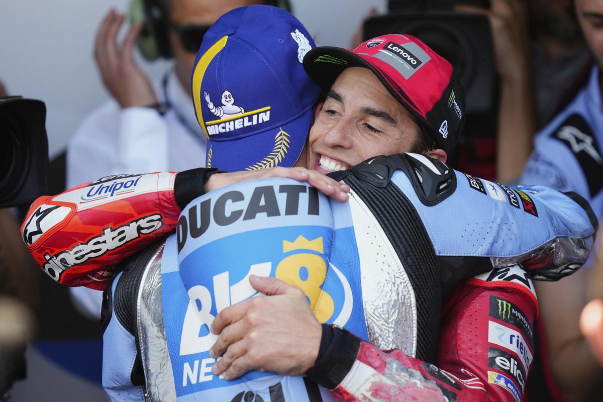 Race winner Spain's rider Alex Marquez of the BK8 Gresini Racing MotoGP, front, hugs his brother Spain's rider Marc Marquez of the Ducati Lenovo Team after the MotoGP race of the Grand Prix of Spain, at the Angel Nieto racetrack in Jerez de la Frontera, Spain, Sunday, April 27, 2025. (AP Photo/Jose Breton) Associated Press/LaPresse. EDITORIAL USE ONLY/ONLY ITALY AND SPAIN