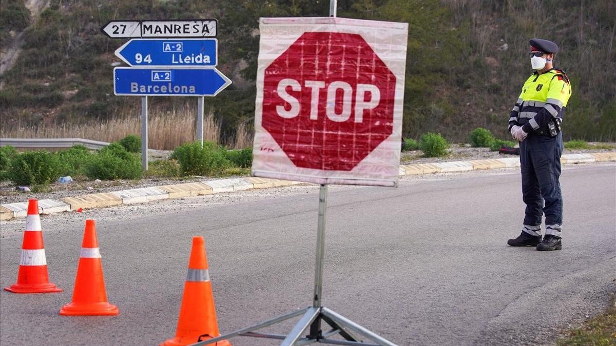 Control de los mossos en la confinada Igualada.