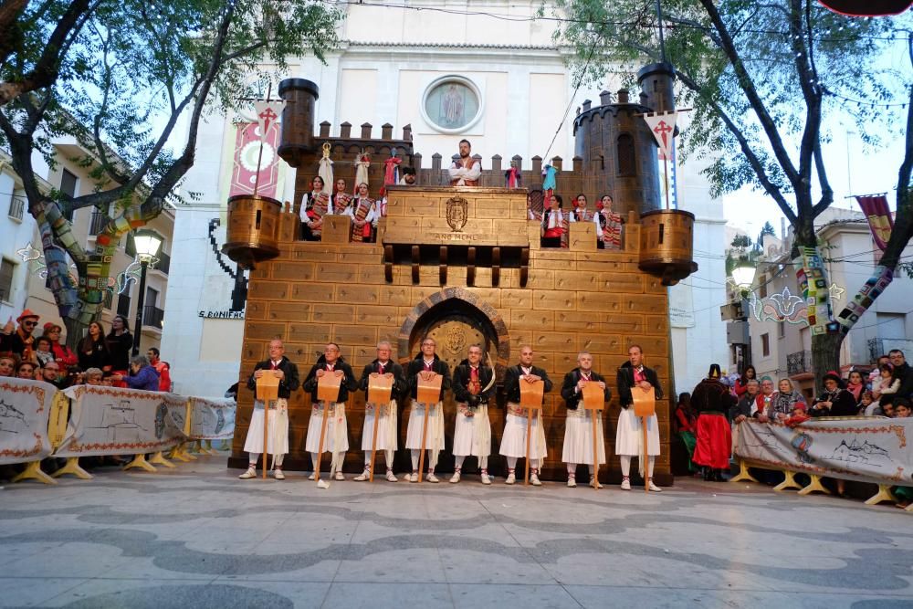 Las diez comparsas acompañan al santo en su tradicional bajada ante miles de vecinos que aguardan con emoción su paso