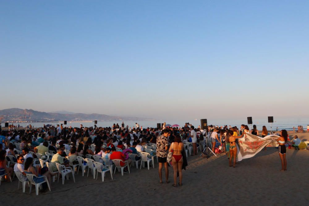 Miles de personas se congregaron en el Cine Abierto de la playa de la Misericordia para ver el estreno de los dos primeros capítulos de La Casa de Papel.