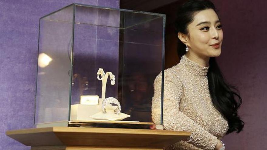 La actriz Fan Bingbing posa junto a un joya de Chopard.