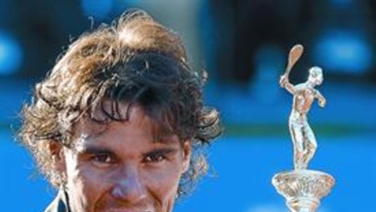 Rafael Nadal muerde el trofeo Conde de Godó, tras ganarlo por séptima vez.