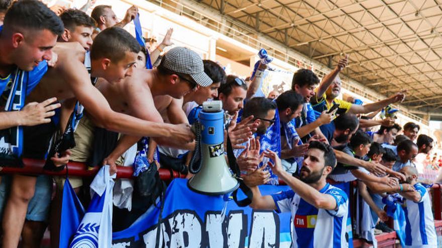 Los jugadores celebran con la afición el pase a la siguiente ronda.