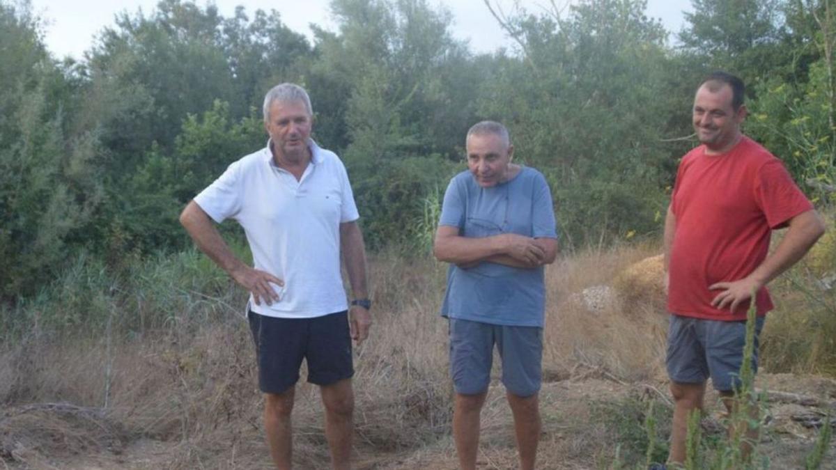 Representants de la pagesia de Vilatenim amb el riu tapat per la vegetació | SANTI COLL