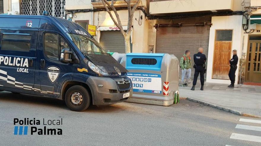 Dos agentes custodian al sospechoso en la Porta de Sant Antoni