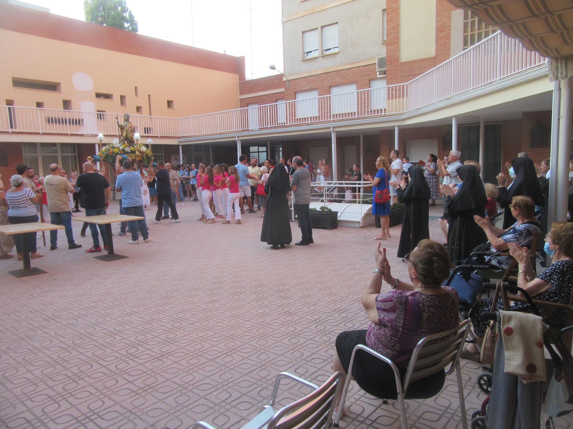 Sant Roc culmina los traslados de Burjassot con el regreso a la ermita