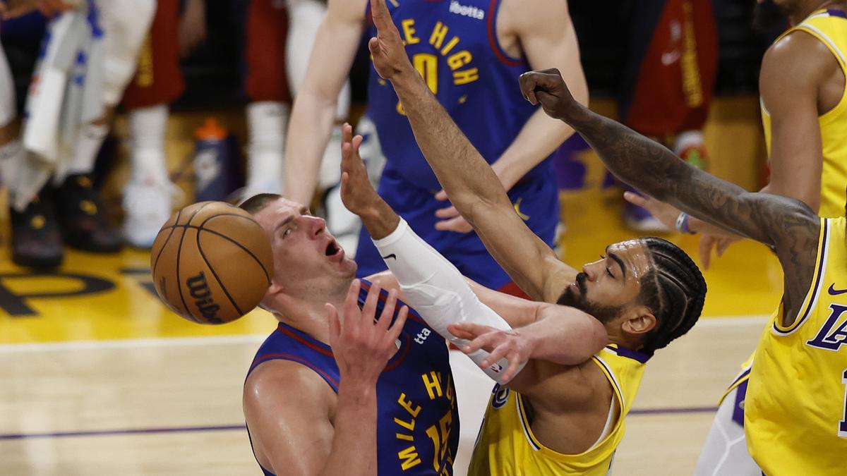 Los Nuggets dejan tocados a los Lakers.
