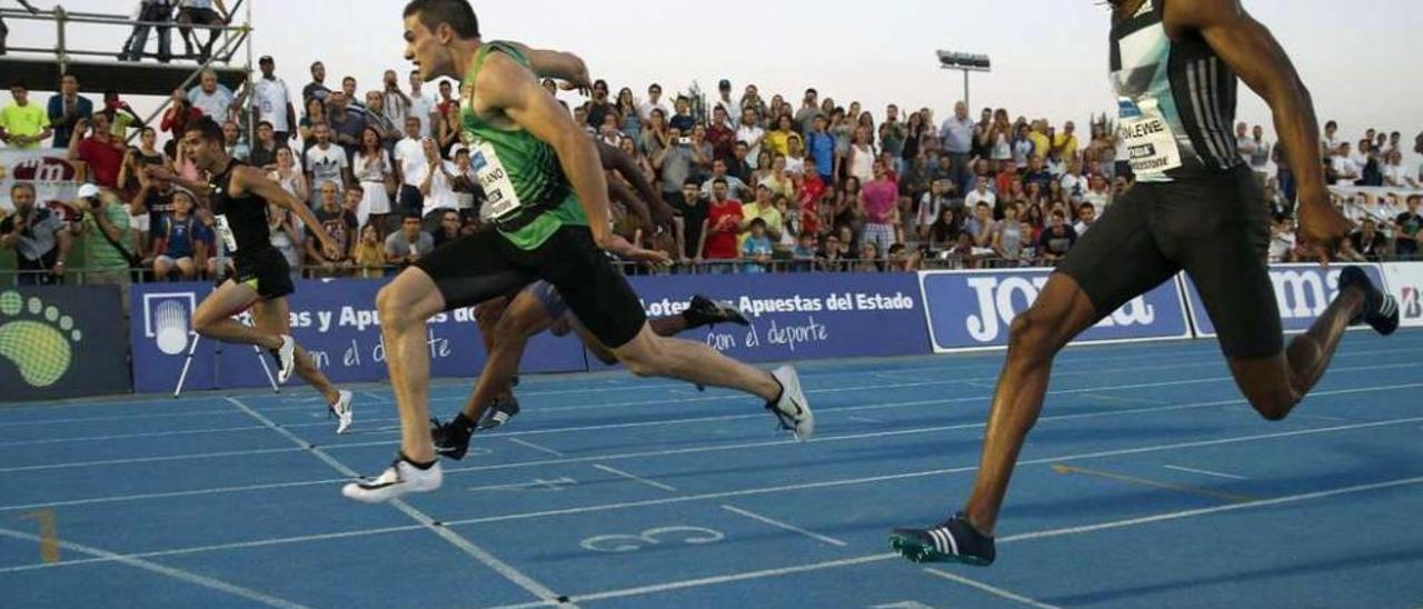 Bruno Hortelano (calle tres) llega detrás del iraní Taftian (al fondo) en la carrera en la que fijó el récord de España en 10.06. // Kiko Huesca