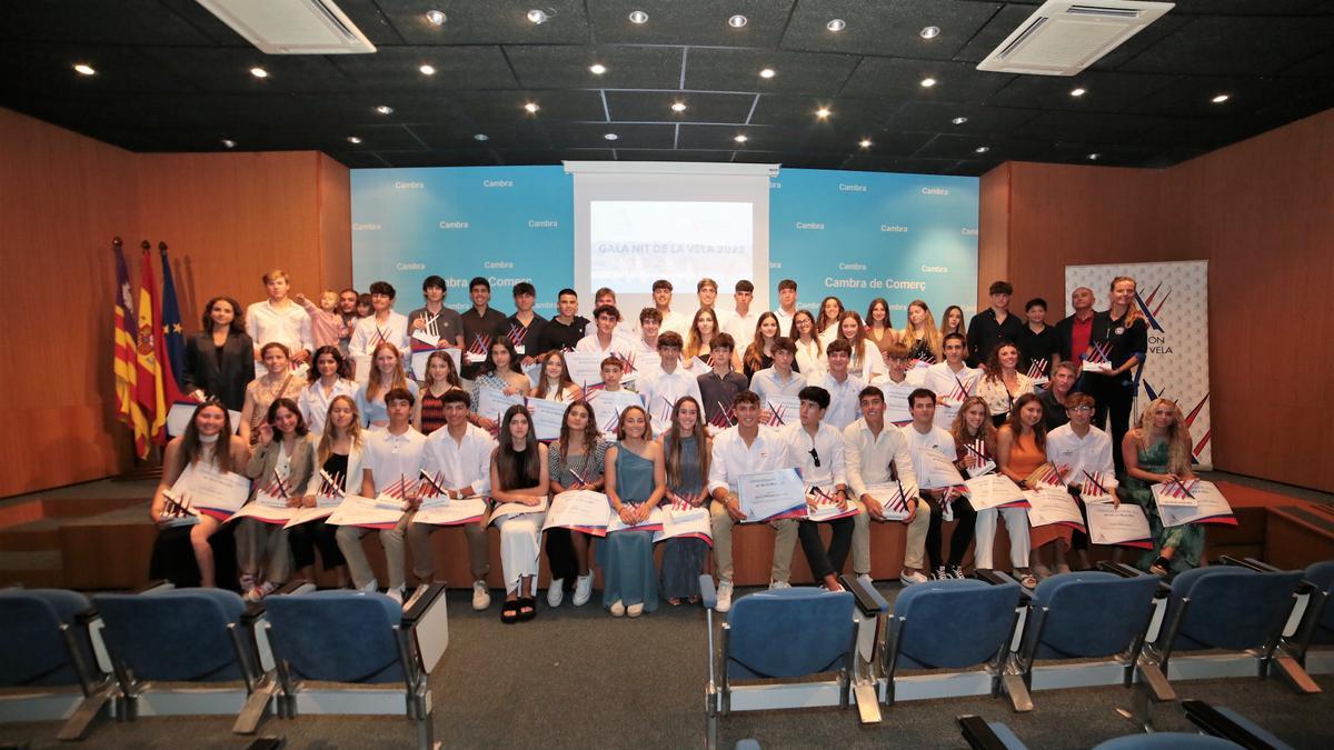 Foto de familia de los premiados en la Nit de la Vela de la FBV y la ACNB.